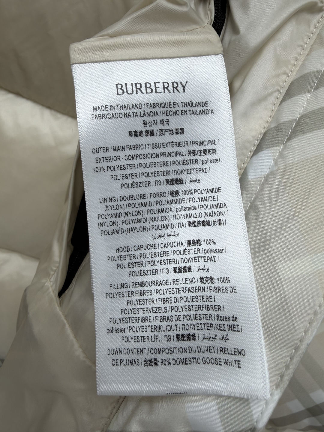 🔥🔥Bur*新款格纹短款连帽羽绒服，外层采用耐磨防风的聚酯纤维面料，内里填充高含量90白鹅绒，蓬松饱满锁温保暖。温柔浅米