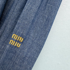 🔥🔥Miu*新款牛仔A字半身长裙,选用轻薄透气的水洗牛仔面料,触感柔软不硬挺,垂坠感优秀,没有普通牛仔的厚重感。松紧抽绳 🔥🔥Miu*新款牛仔A字半身长裙,选用轻薄透气的水洗牛仔面料,触感柔软不硬挺,垂坠感优秀,没有普通牛仔的厚重感。松紧抽绳