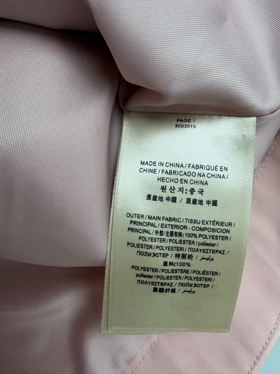 🔥🔥MONCLE*新款连帽收腰短款冲锋衣外套，采用轻薄防风防水面料，自带挺括感。拉链全开襟设计，可调节帽绳+腰部抽绳，轻