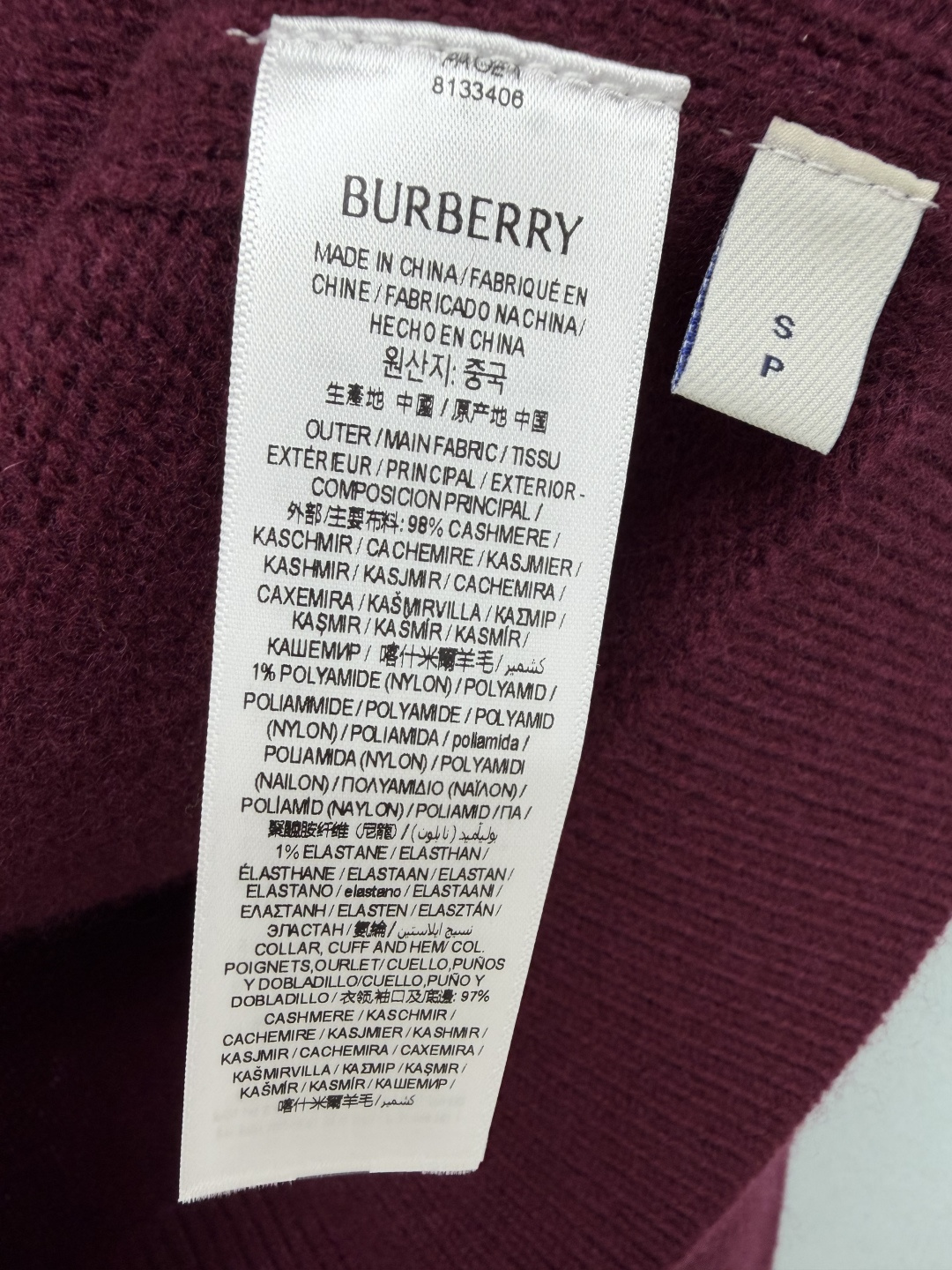 🔥🔥BUR*新款圆领短款羊绒针织毛衣，软糯羊绒面料，触感顺滑保暖。简约圆领设计，肩线处带有精致明线编织细节，衣身下摆处缝