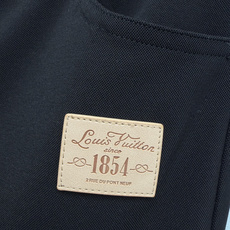 🔥🔥Lou*新款黑色修身微喇长裤 选用挺括顺滑的西装混纺面料,垂坠感优秀不易起皱。高腰版型设计,有效收拢腰腹,前侧复古金 🔥🔥Lou*新款黑色修身微喇长裤 选用挺括顺滑的西装混纺面料,垂坠感优秀不易起皱。高腰版型设计,有效收拢腰腹,前侧复古金
