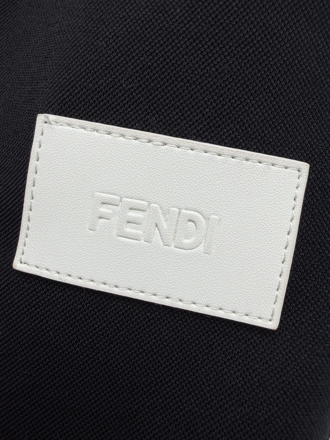 🔥🔥FEN*新款黑色修身微喇长裤 选用挺括顺滑的西装混纺面料，垂坠感优秀不易起皱。高腰版型设计，有效收拢腰腹，前侧复古金