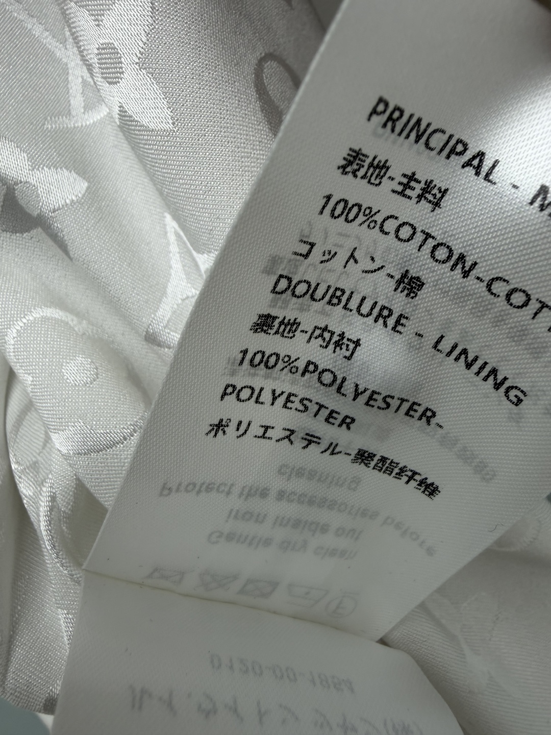 🔥🔥LOU*新款卡其色短款立领工装风夹克外套，采用挺括耐磨的棉质混纺面料，版型宽松短款，轻松拉高腰线。立领搭配金属字母按