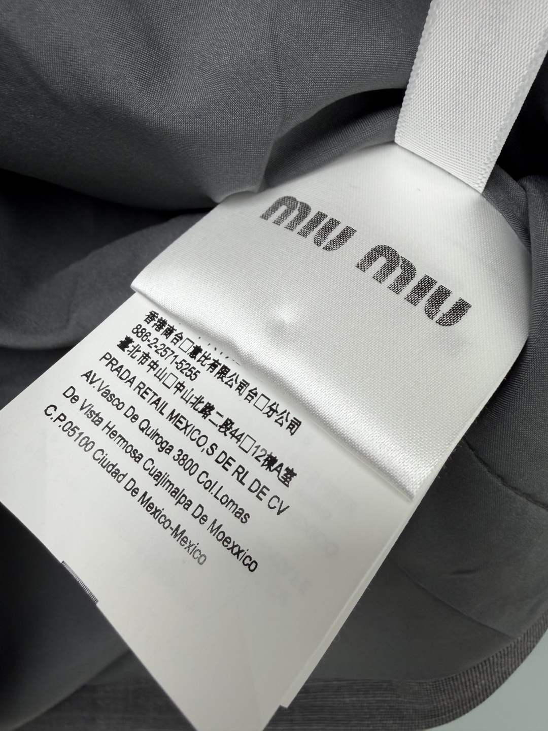 🔥🔥Miu*新款灰色立领收腰短款外套，采用细腻斜纹西装面料，质感垂挺有型。立领全拉链开合，左胸同色系暗纹字母刺绣，腰部抽