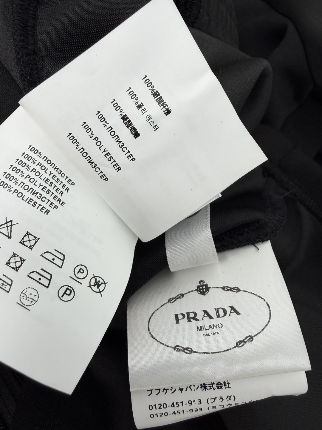 🔥🔥Pra*新款经典黑底织带运动套装，外套+束脚卫裤成套搭配，采用顺滑挺括的针织面料，上身舒适垂坠不易起皱。立领短款拉链