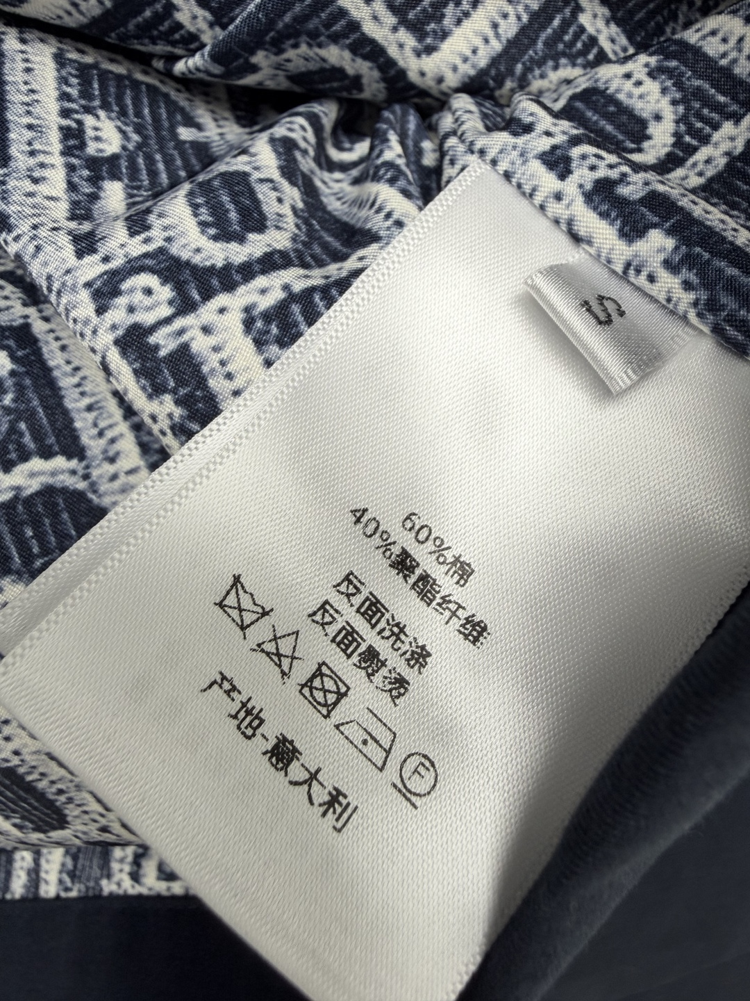 🔥🔥Dio*短款工装风翻领夹克外套  藏蓝、卡其两个配色。外套采用挺括防风的工装面料，撞色灯芯绒领设计，藏蓝款搭配黑色领