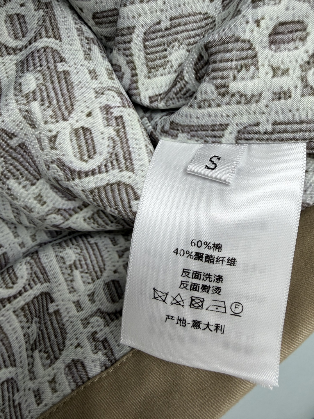 🔥🔥Dio*短款工装风翻领夹克外套  藏蓝、卡其两个配色。外套采用挺括防风的工装面料，撞色灯芯绒领设计，藏蓝款搭配黑色领