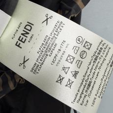 🔥🔥Fen*新款拼色FF老花短款连帽冲锋衣外套,采用防风尼龙面料,上半部分纯黑面料拼接下摆经典卡其FF老花印花,连帽设计 🔥🔥Fen*新款拼色FF老花短款连帽冲锋衣外套,采用防风尼龙面料,上半部分纯黑面料拼接下摆经典卡其FF老花印花,连帽设计