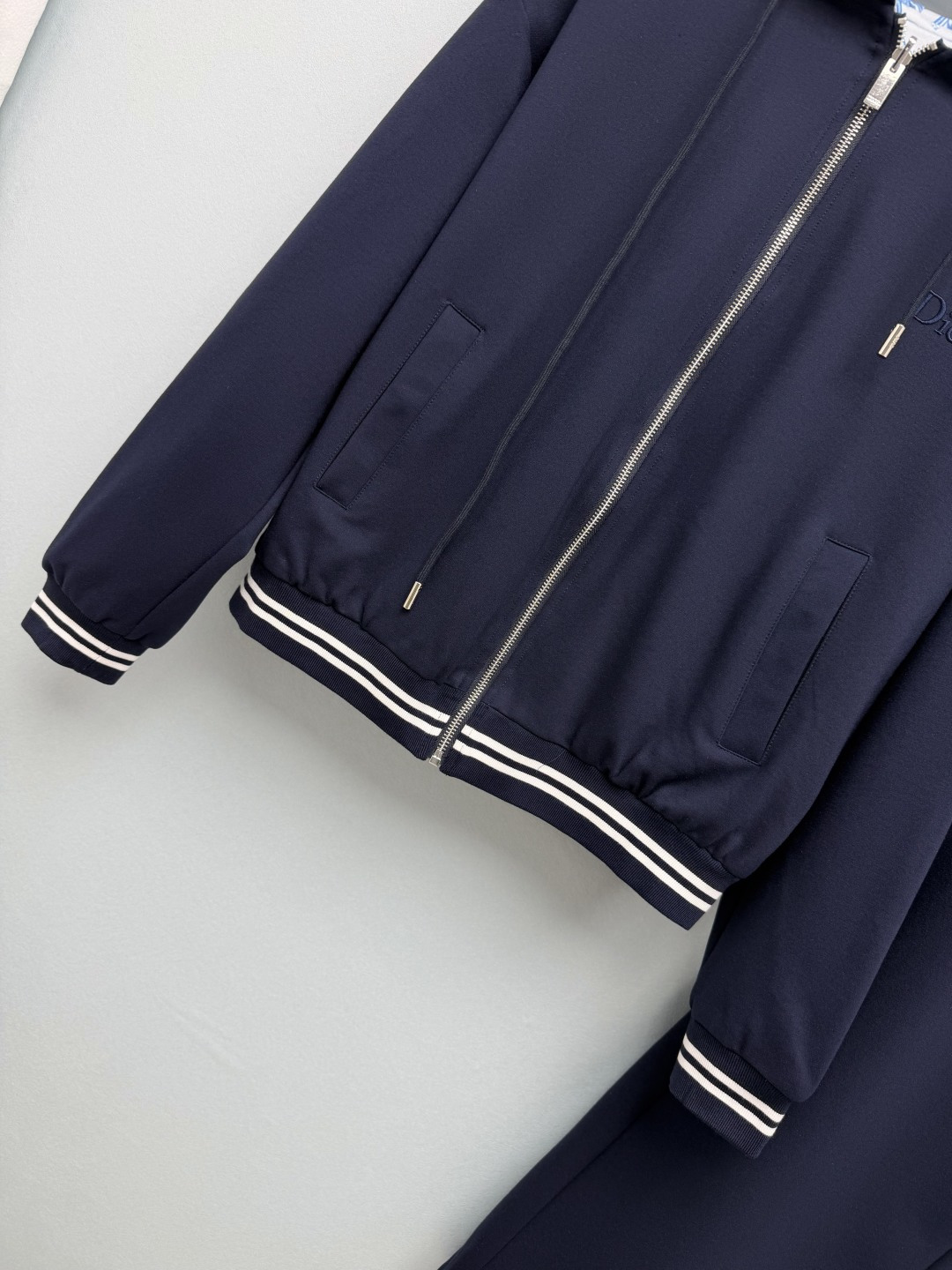 🔥🔥Dio*新款双面穿连帽休闲套装，藏蓝、黑色两个配色。采用软糯挺括的针织卫衣面料，一面纯色简约，另一面满印花鸟复古纹样