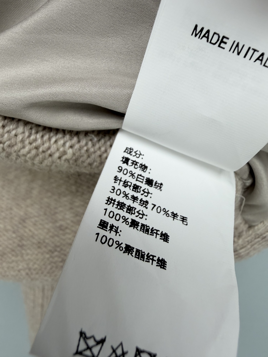 🔥🔥BC* 新款羊绒针织拼90白鹅绒短款羽绒✨衣身填充90白鹅绒，轻盈保暖不会鼓鼓囊囊，两侧袖子以及后背采用30%羊绒+
