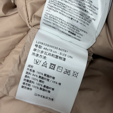 🔥🔥Moncl*r新款羊羔毛连帽羽绒马甲🍂秋冬叠穿刚需马甲来啦!90白鹅绒!卡其色羊羔毛拼接梭织面料,前后撞料设计超有层 🔥🔥Moncl*r新款羊羔毛连帽羽绒马甲🍂秋冬叠穿刚需马甲来啦!90白鹅绒!卡其色羊羔毛拼接梭织面料,前后撞料设计超有层
