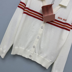 🔥🔥Miu*新款复古条纹开衫🍂学院少女感拿捏住,永远可以相信Miu的学院风!Polo小翻领设计自带复古滤镜,短款版型轻松 🔥🔥Miu*新款复古条纹开衫🍂学院少女感拿捏住,永远可以相信Miu的学院风!Polo小翻领设计自带复古滤镜,短款版型轻松