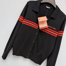 🔥🔥Miu*新款复古条纹开衫🍂学院少女感拿捏住,永远可以相信Miu的学院风!Polo小翻领设计自带复古滤镜,短款版型轻松 🔥🔥Miu*新款复古条纹开衫🍂学院少女感拿捏住,永远可以相信Miu的学院风!Polo小翻领设计自带复古滤镜,短款版型轻松