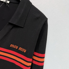 🔥🔥Miu*新款复古条纹开衫🍂学院少女感拿捏住,永远可以相信Miu的学院风!Polo小翻领设计自带复古滤镜,短款版型轻松 🔥🔥Miu*新款复古条纹开衫🍂学院少女感拿捏住,永远可以相信Miu的学院风!Polo小翻领设计自带复古滤镜,短款版型轻松