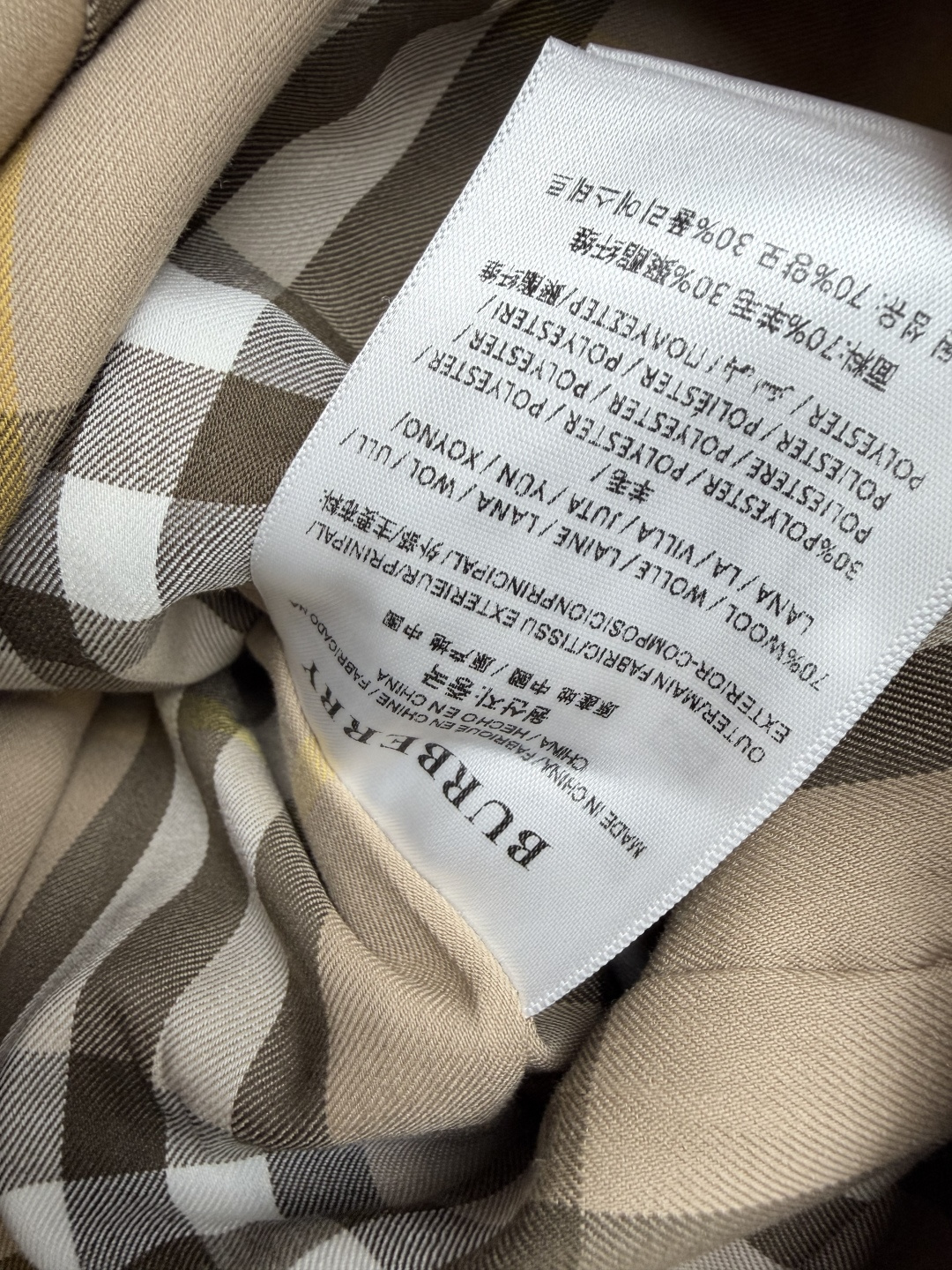 🔥🔥Burbe*ry新款短款卡其战壕风衣 （不配防尘袋）挺括的嘎巴甸面料，有型不软塌，防风抗皱，日常很好打理。标志性肩章