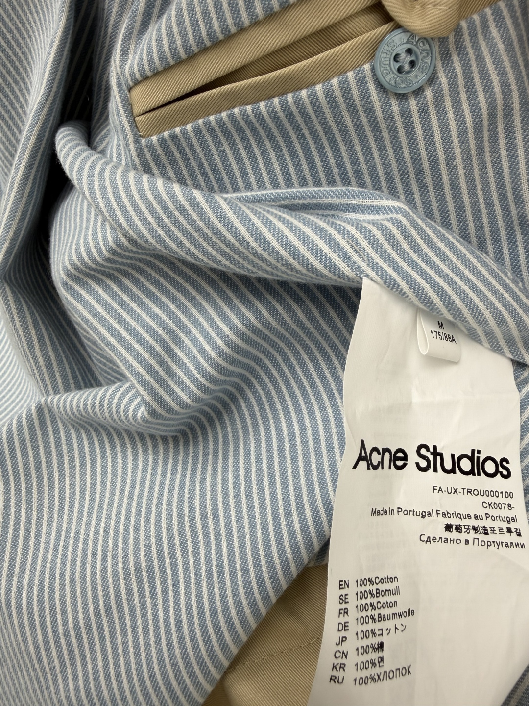 🔥🔥ACNE 新款假两件夹克外套 卡其风衣面料拼接蓝白条纹衬衫领，假两件叠穿效果直接拉满，不用费心搭配就很有层次，挺括风