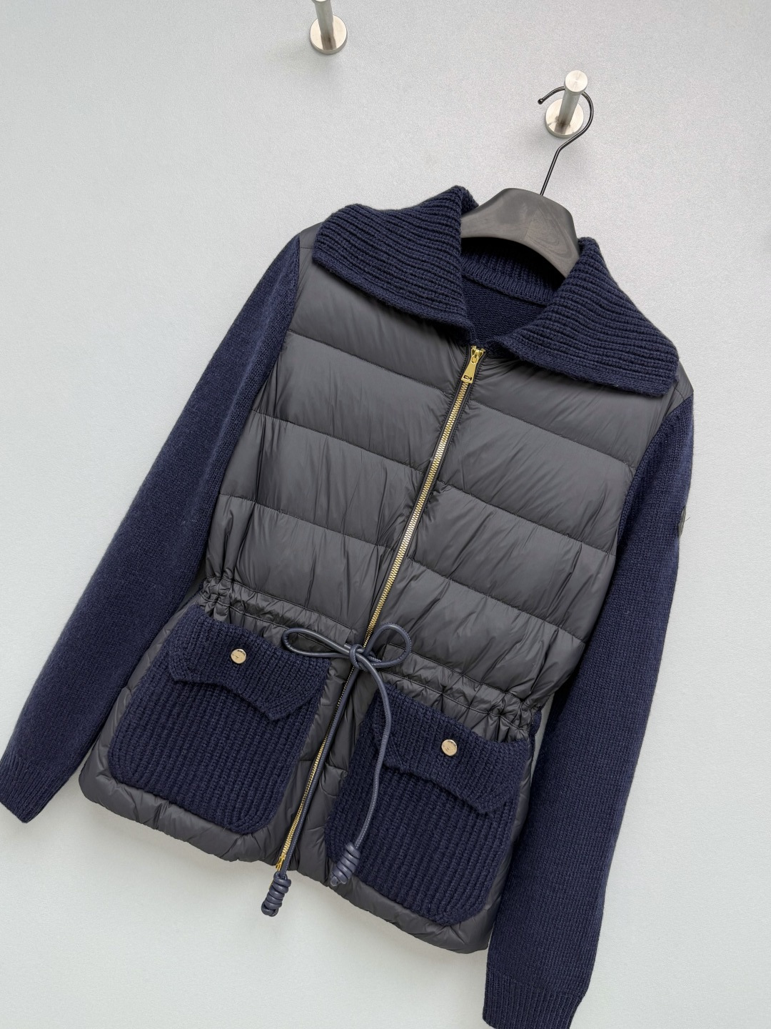 🔥🔥Moncle*新款羊绒针织拼接鹅绒羽绒服，衣身袖子与大翻领采用90%羊毛+10%山羊绒针织面料，软糯亲肤保暖；前片绗