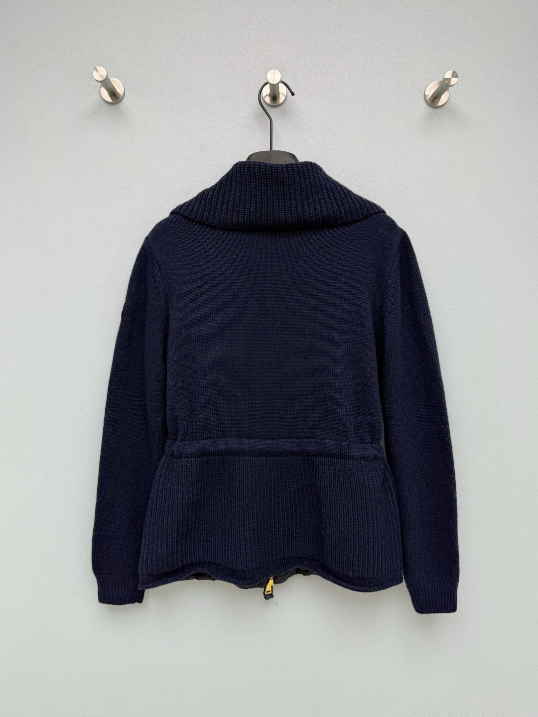 🔥🔥Moncle*新款羊绒针织拼接鹅绒羽绒服，衣身袖子与大翻领采用90%羊毛+10%山羊绒针织面料，软糯亲肤保暖；前片绗