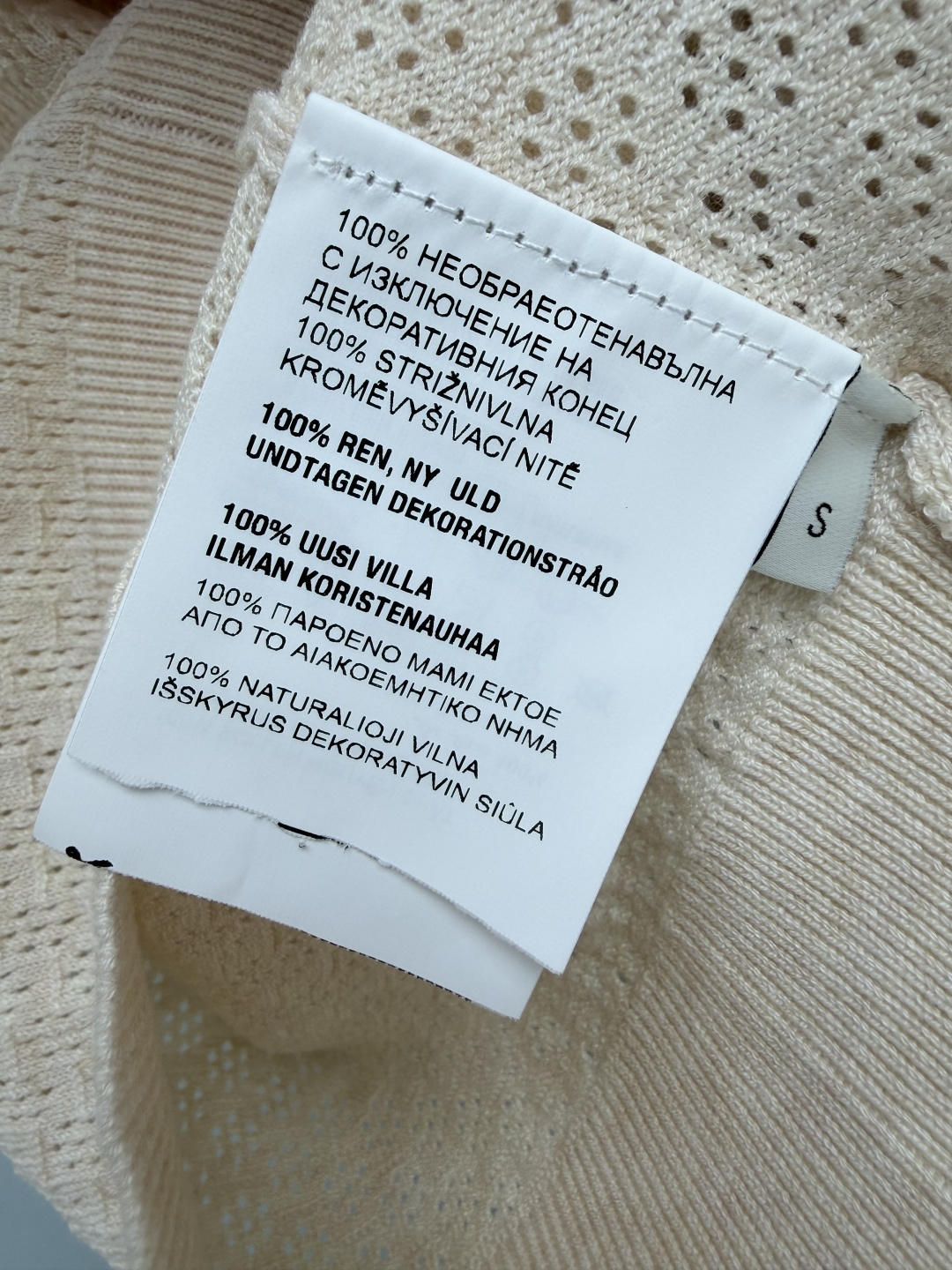 🔥🔥min*新款撞色领镂空针织上衣，奶米白底色搭配焦糖棕色撞色圆领，复古氛围感一下拿捏，全身立体镂空提花肌理，不是单调平