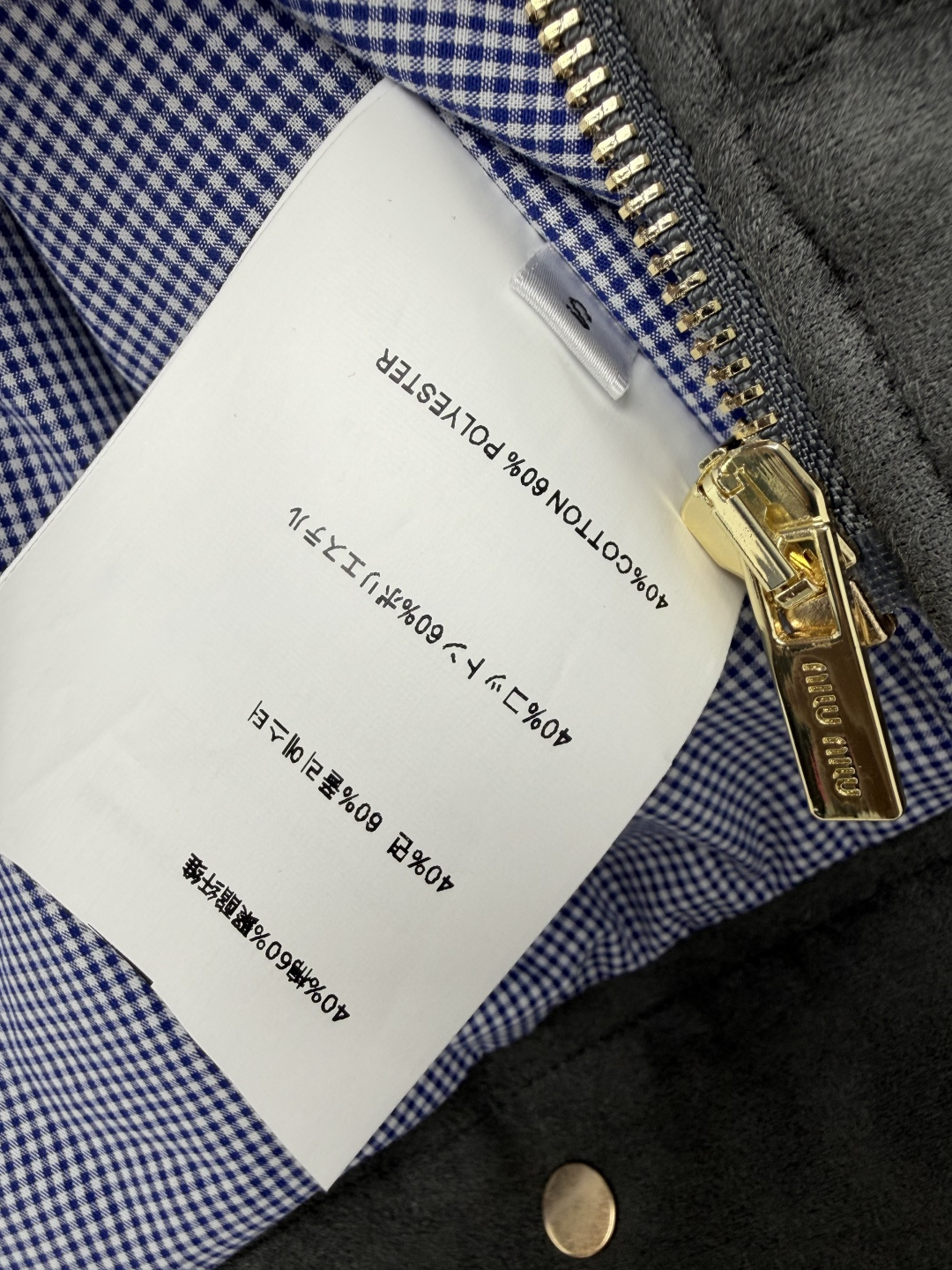 🔥🔥Miu*新款麂皮短夹克外套，哑光麂皮质感高级，摸上去软糯细腻，垂感在线，短款立领版型真的太友好，轻松拉高腰线显比例，