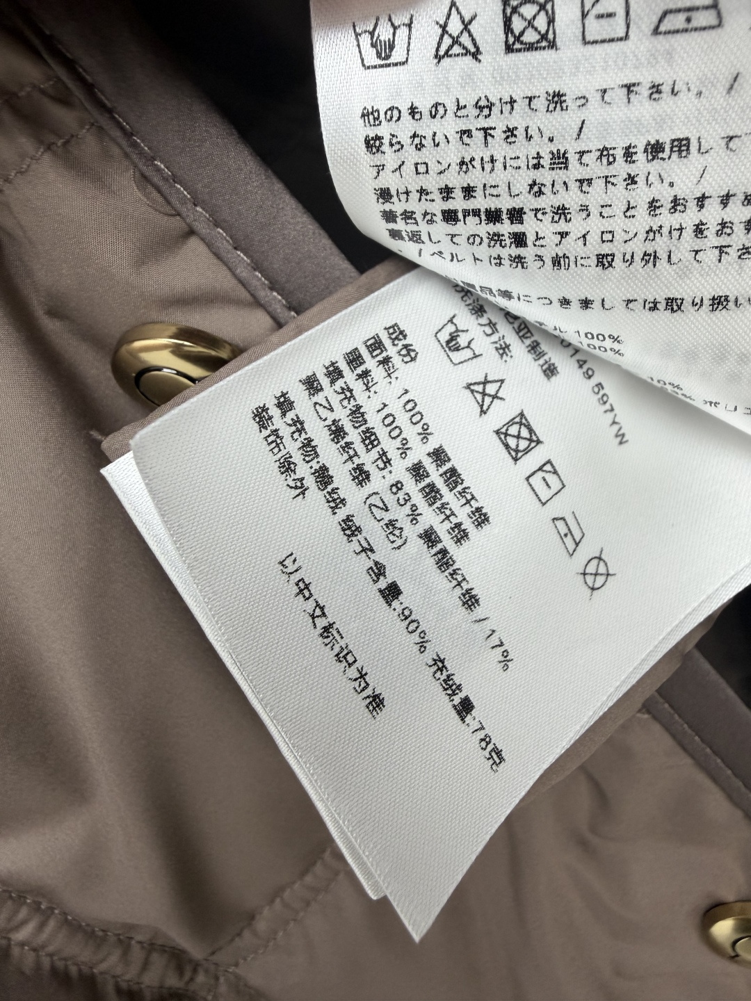 🔥🔥Moncle*新款立领收腰羽绒马甲 填充90鹅绒，轻盈蓬松，保暖在线却完全不会鼓鼓囊囊。腰部松紧腰带+金色金属扣，一