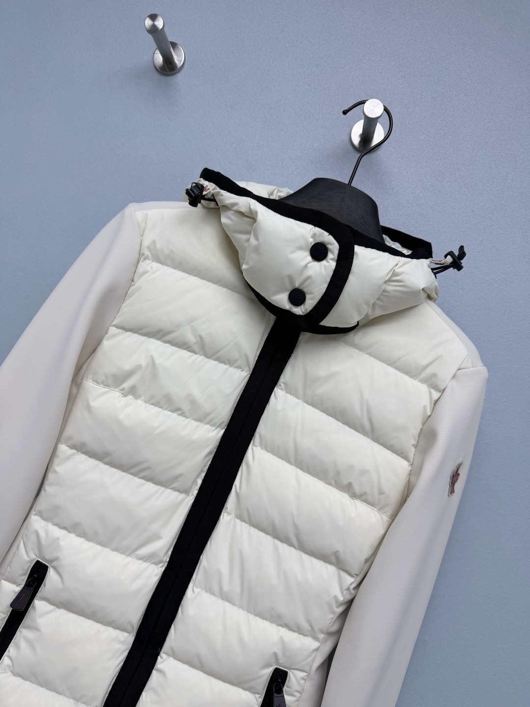 🔥🔥Moncle*新款连帽拼接尼龙拉链羽绒服 全新滑雪系列出货啦！升级材质 后背薄绒尼龙面料具备防风性能，御寒加分滑雪爱