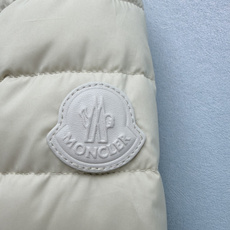 🔥🔥Moncle*新款圆领短款轻薄羽绒服,90白鹅绒 哑光防风锦纶面料,质地轻薄顺滑,不易起皱,上身没有沉重的压迫感,适 🔥🔥Moncle*新款圆领短款轻薄羽绒服,90白鹅绒 哑光防风锦纶面料,质地轻薄顺滑,不易起皱,上身没有沉重的压迫感,适