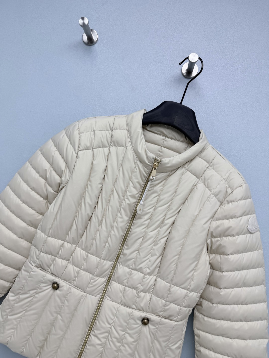 🔥🔥Moncle*新款圆领短款轻薄羽绒服,90白鹅绒 哑光防风锦纶面料,质地轻薄顺滑,不易起皱,上身没有沉重的压迫感,适 🔥🔥Moncle*新款圆领短款轻薄羽绒服,90白鹅绒 哑光防风锦纶面料,质地轻薄顺滑,不易起皱,上身没有沉重的压迫感,适