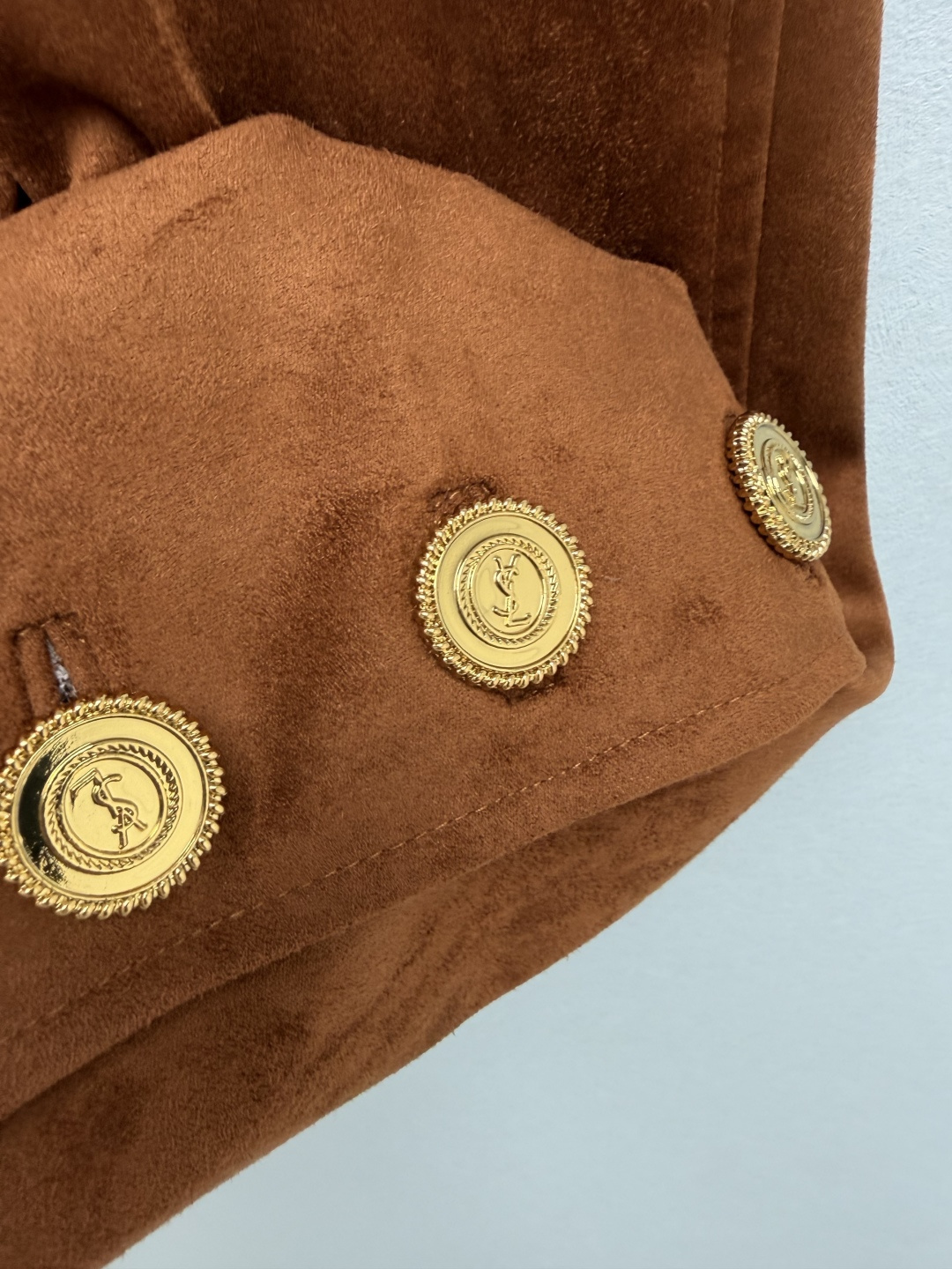 🔥🔥YSL新款焦糖色麂皮金扣短款外套 高品质仿麂皮面料，触感细腻柔滑，自带哑光复古质感，面料挺括不易软塌，内里同色缎面衬