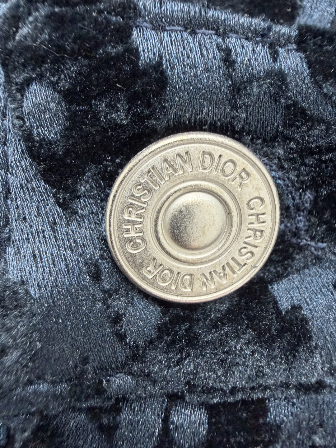 🔥🔥Dio*新款藏青丝绒老花提花阔腿裤 低调奢华感拉满。藏青底色满印老花暗纹，丝绒面料自带细腻柔光，绒感饱满顺滑，暗纹老