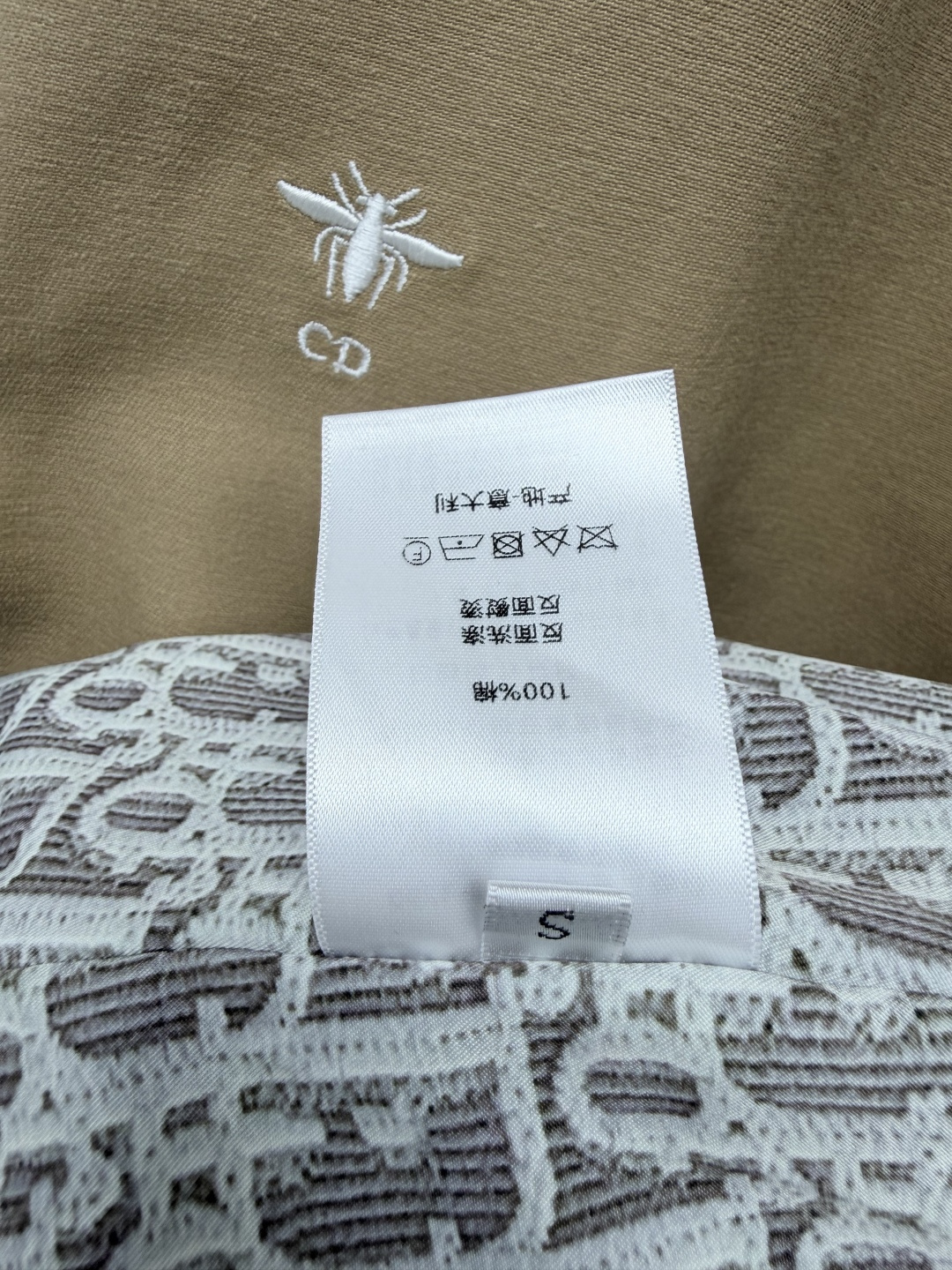 🔥🔥Dio*新款立领双排扣中长款风衣，立领双排定制金扣设计，气场直接拉满。最绝的是内里满幅D字母老花提花。翻起领口、卷起