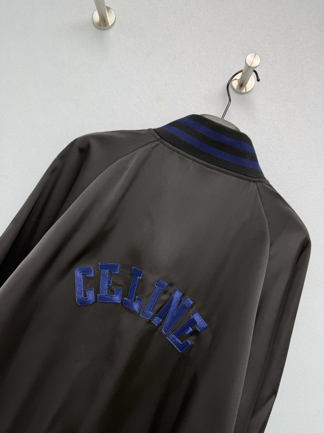🔥🔥CELIN*新款顺滑哑光缎面棒球外套 经典棒球服立领，黑蓝撞色罗纹条纹领口、袖口、下摆，复古学院氛围拉满。插肩袖版型