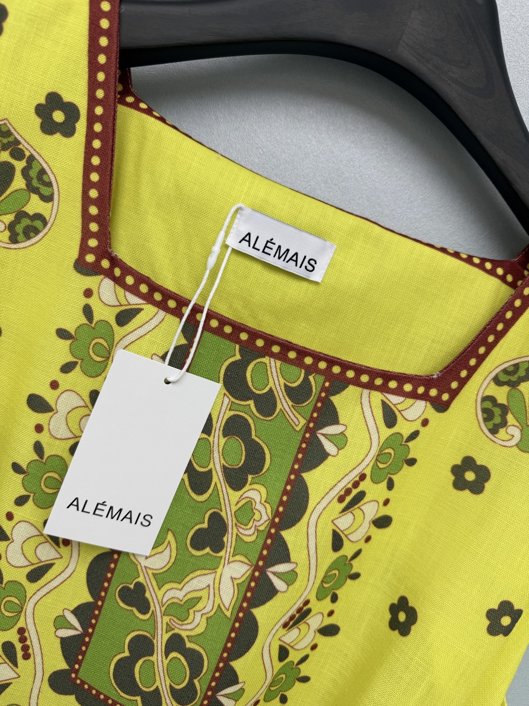 🔥🔥 ALÉMAI*天然亚麻面料背心长裙 亚麻质感面料，透气清爽，带着自然肌理。鲜亮柠檬黄底色搭配复古民族风植物纹样印花