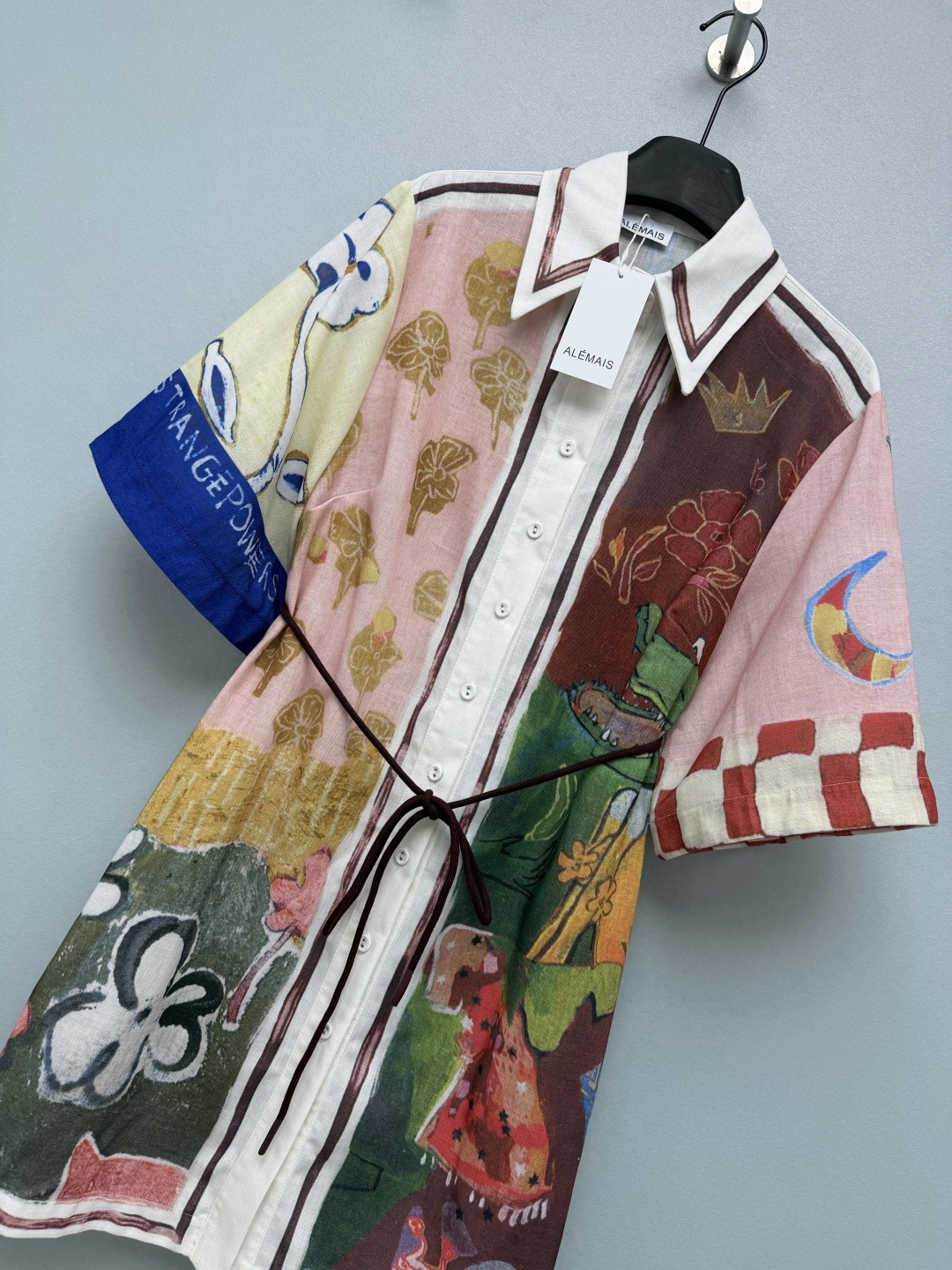 🔥🔥 ALÉMAI*天然亚麻面料连衣裙 自带质朴肌理，透气清爽，夏日穿着无闷热感。整衣是童趣手绘艺术拼贴印花，鳄鱼、花草