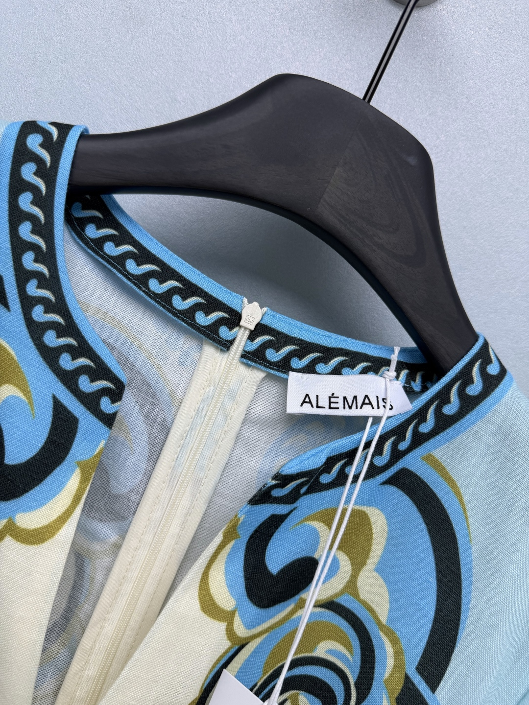 🔥🔥 ALÉMAI*复古图腾印花短款连衣裙 亚麻面料，带有清晰自然肌理，透气清爽，上身垂坠舒适，很适合春夏炎热天气。小V