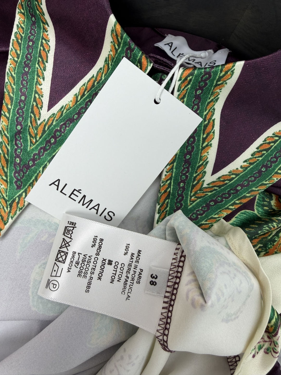 🔥🔥 ALÉMAI*新款顺滑缎面面料套装 衬衣➕长裤的组合，自带细腻柔光质感，垂坠感出众。复古紫底植物花卉定位印花，撞色