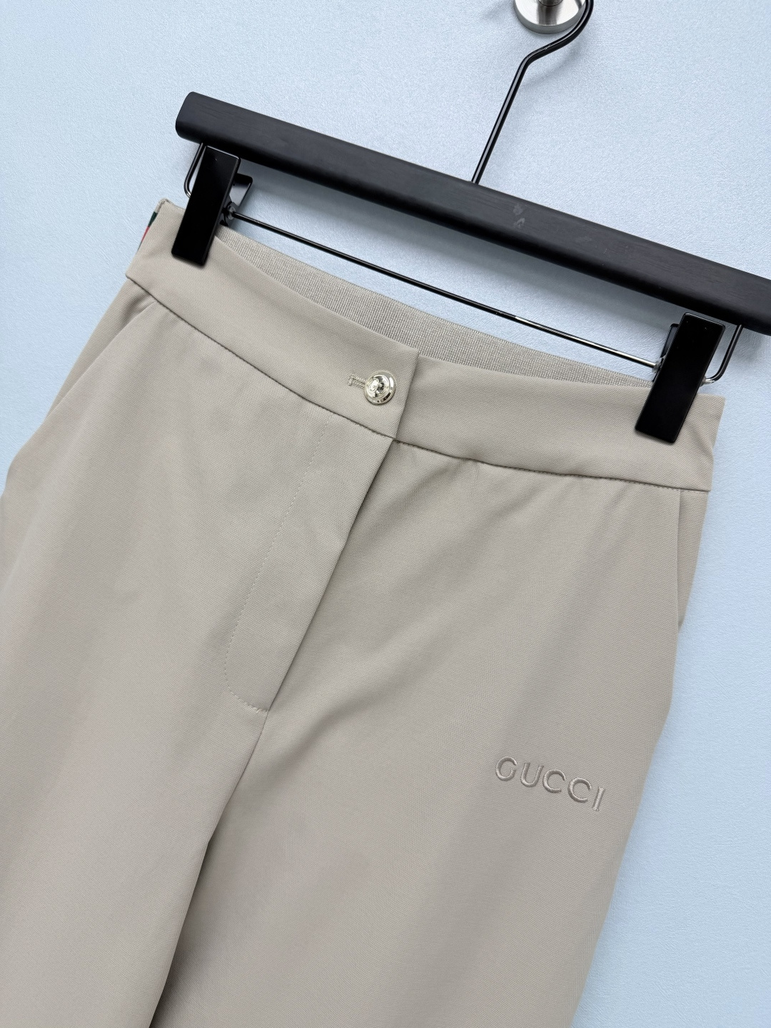 🔥🔥GUCC*新款织带棒球服阔腿裤两件套套装，挺括顺滑的面料，上身垂坠有型。经典红绿织带环绕领口、袖口、下摆以及裤腰，辨