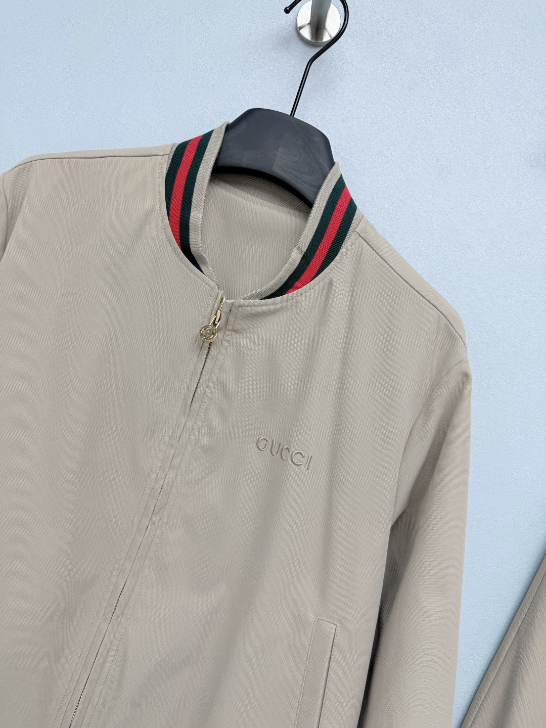 🔥🔥GUCC*新款织带棒球服阔腿裤两件套套装，挺括顺滑的面料，上身垂坠有型。经典红绿织带环绕领口、袖口、下摆以及裤腰，辨