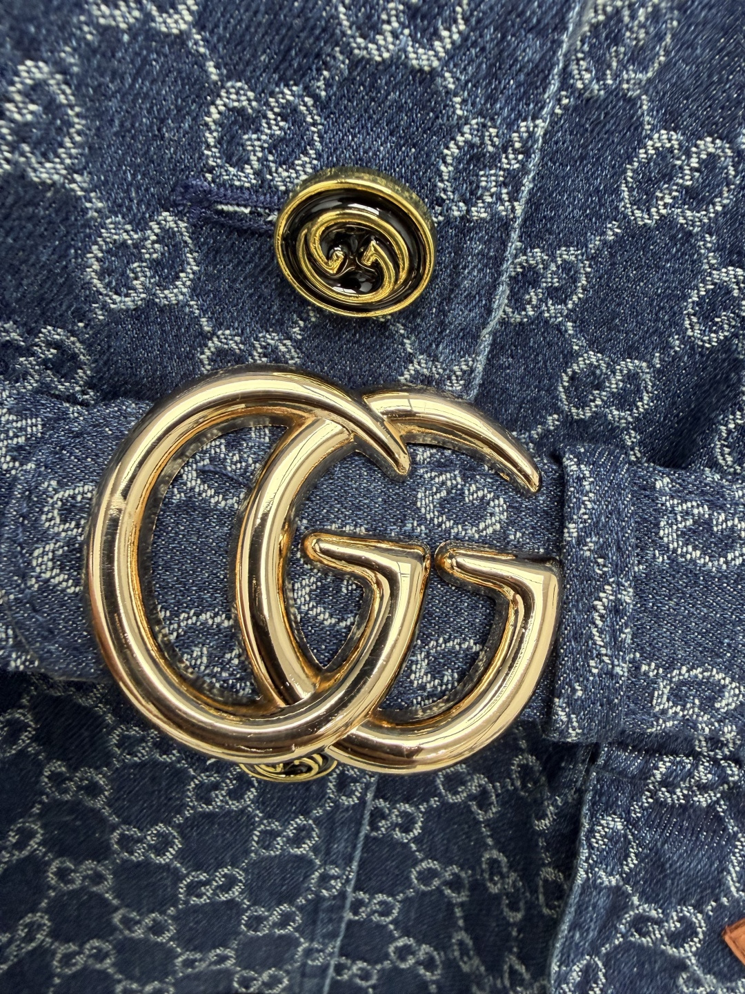 🔥🔥GU*新款双G提花收腰牛仔外套，经典深蓝色牛仔面料，通体满印GG老花提花，复古辨识度拉满。利落小翻领，金属双G圆形纽