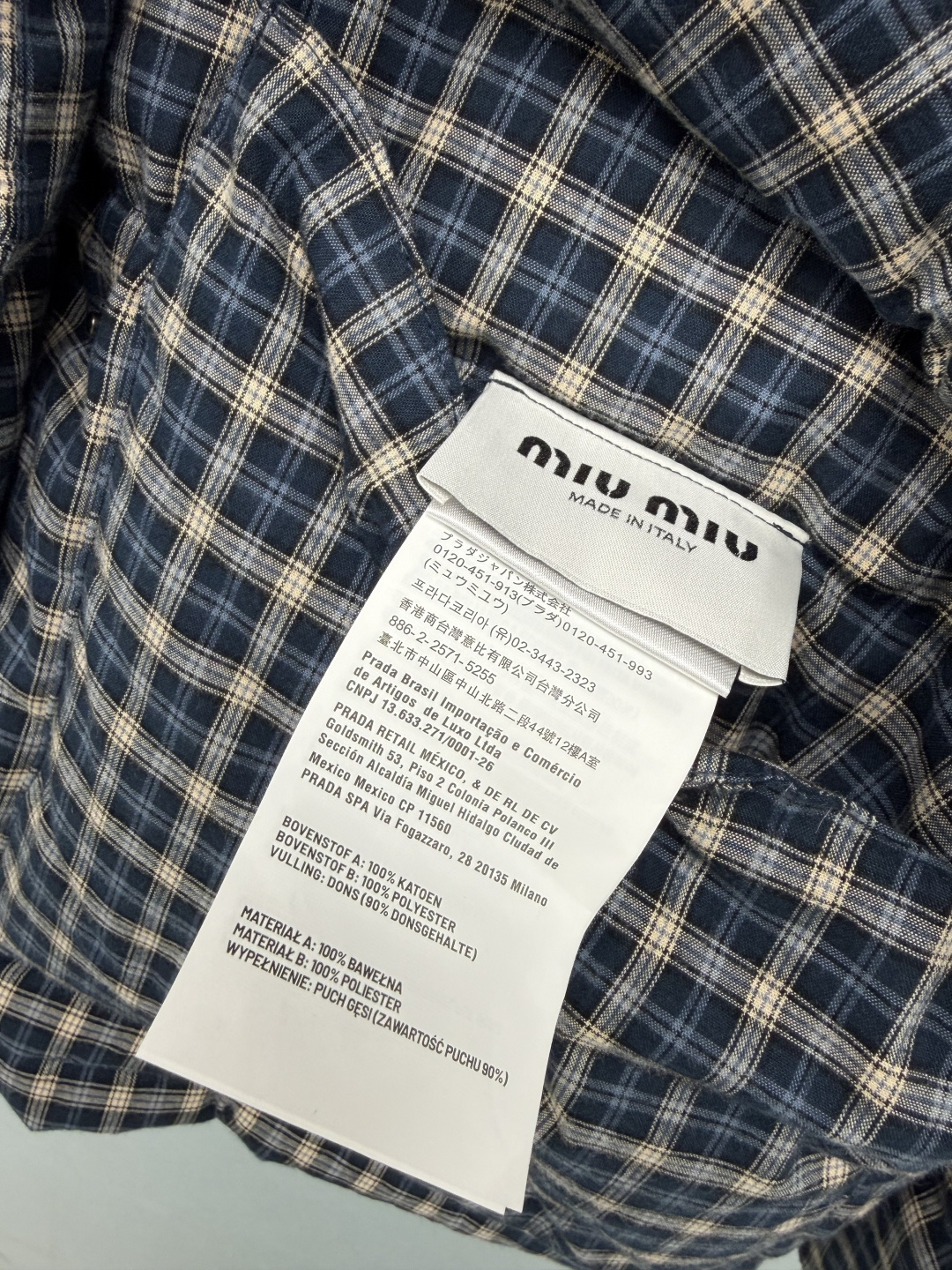 🔥🔥Miu*新款复古格纹双面穿羽绒服，一款可以两面切换风格的短款羽绒外套。正面复古蓝调格纹面料，学院氛围感十足，同色系刺