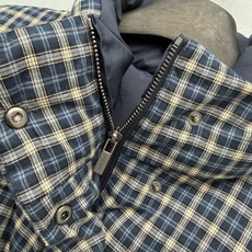 🔥🔥Miu*新款复古格纹双面穿羽绒服,一款可以两面切换风格的短款羽绒外套。正面复古蓝调格纹面料,学院氛围感十足,同色系刺 🔥🔥Miu*新款复古格纹双面穿羽绒服,一款可以两面切换风格的短款羽绒外套。正面复古蓝调格纹面料,学院氛围感十足,同色系刺