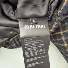 🔥🔥miu*新款复古格纹羊毛连帽外套,羊毛混纺面料,质感厚实软糯。复古藏底黄绿格纹,自带浓郁的学院复古氛围。连帽款式搭配 🔥🔥miu*新款复古格纹羊毛连帽外套,羊毛混纺面料,质感厚实软糯。复古藏底黄绿格纹,自带浓郁的学院复古氛围。连帽款式搭配