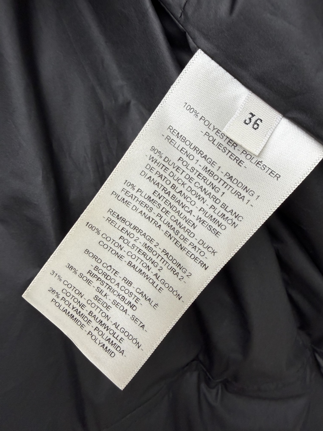 🔥🔥HE*新款V形绗缝连帽短款羽绒服 90白鹅绒！焦糖橙与纯黑双色可选，焦糖色温暖吸睛，黑色经典百搭。V形人字形绗缝工艺