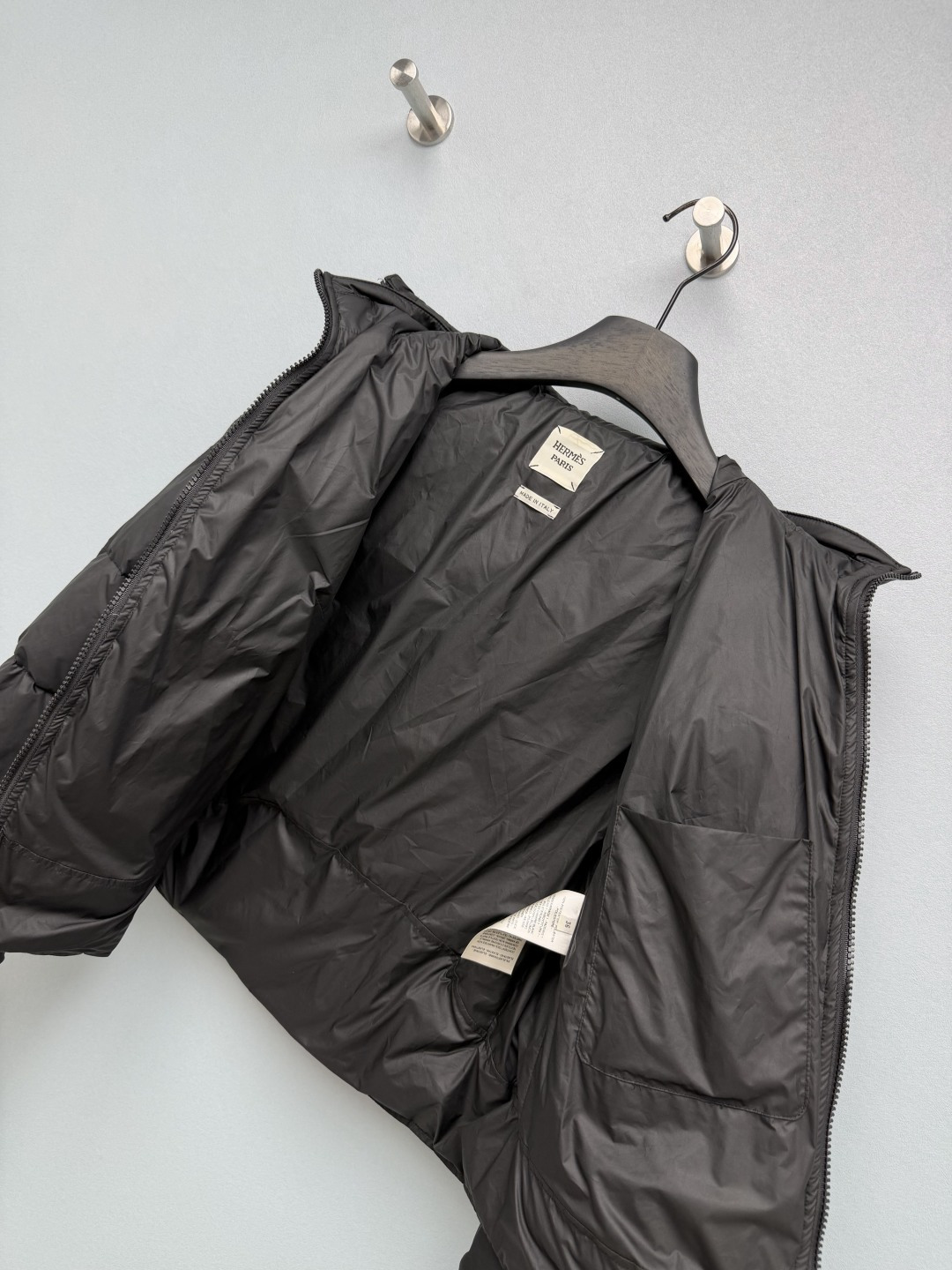 🔥🔥HE*新款V形绗缝连帽短款羽绒服 90白鹅绒！焦糖橙与纯黑双色可选，焦糖色温暖吸睛，黑色经典百搭。V形人字形绗缝工艺