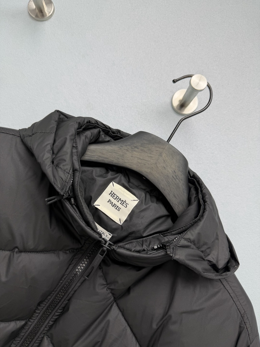 🔥🔥HE*新款V形绗缝连帽短款羽绒服 90白鹅绒！焦糖橙与纯黑双色可选，焦糖色温暖吸睛，黑色经典百搭。V形人字形绗缝工艺