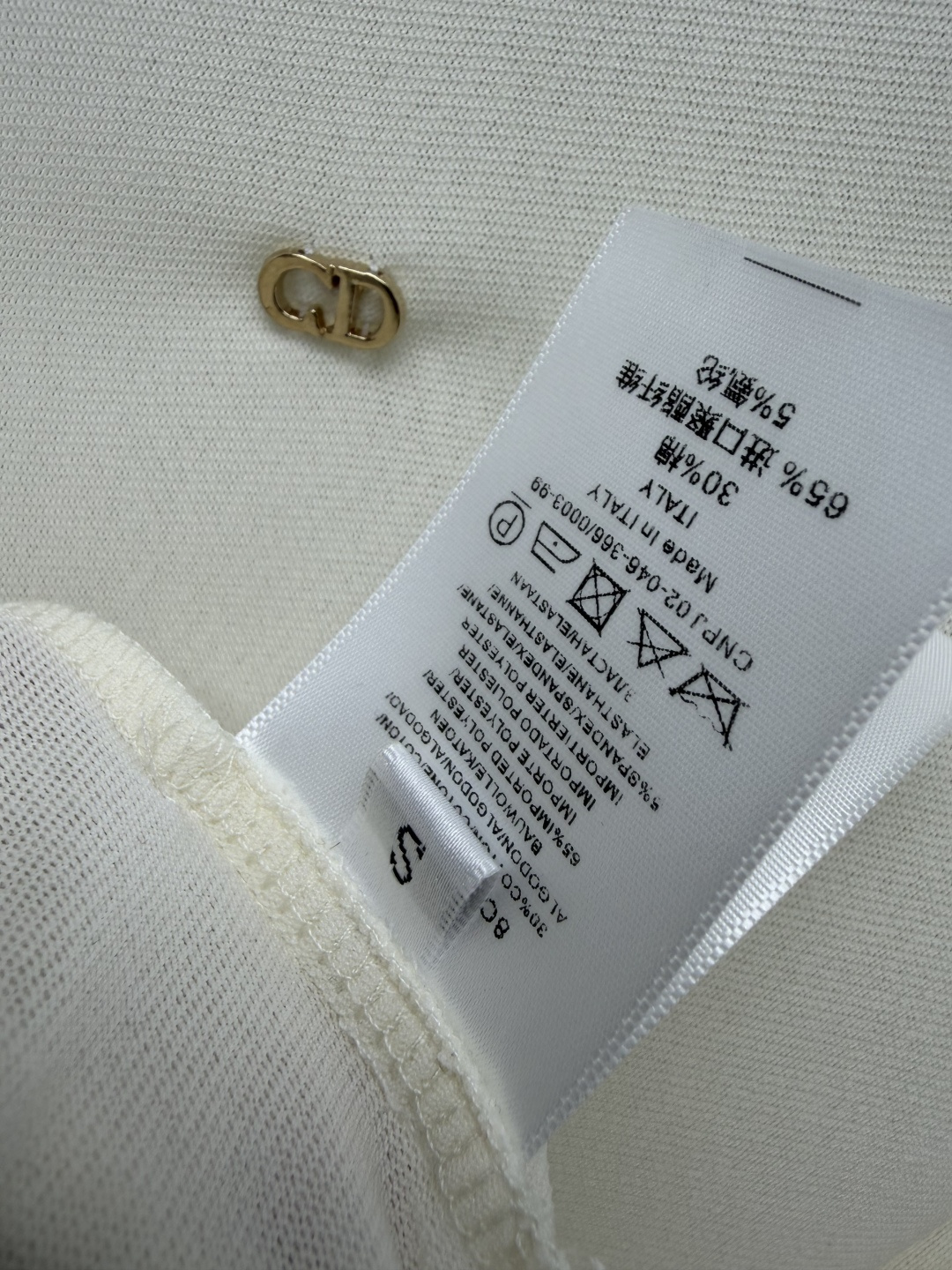 🔥🔥DIO*新款微透网纱半高领打底衫，深棕、米白、纯黑三色可选，基础色百搭不挑人。轻薄微透网纱针织面料，上身柔软亲肤，带