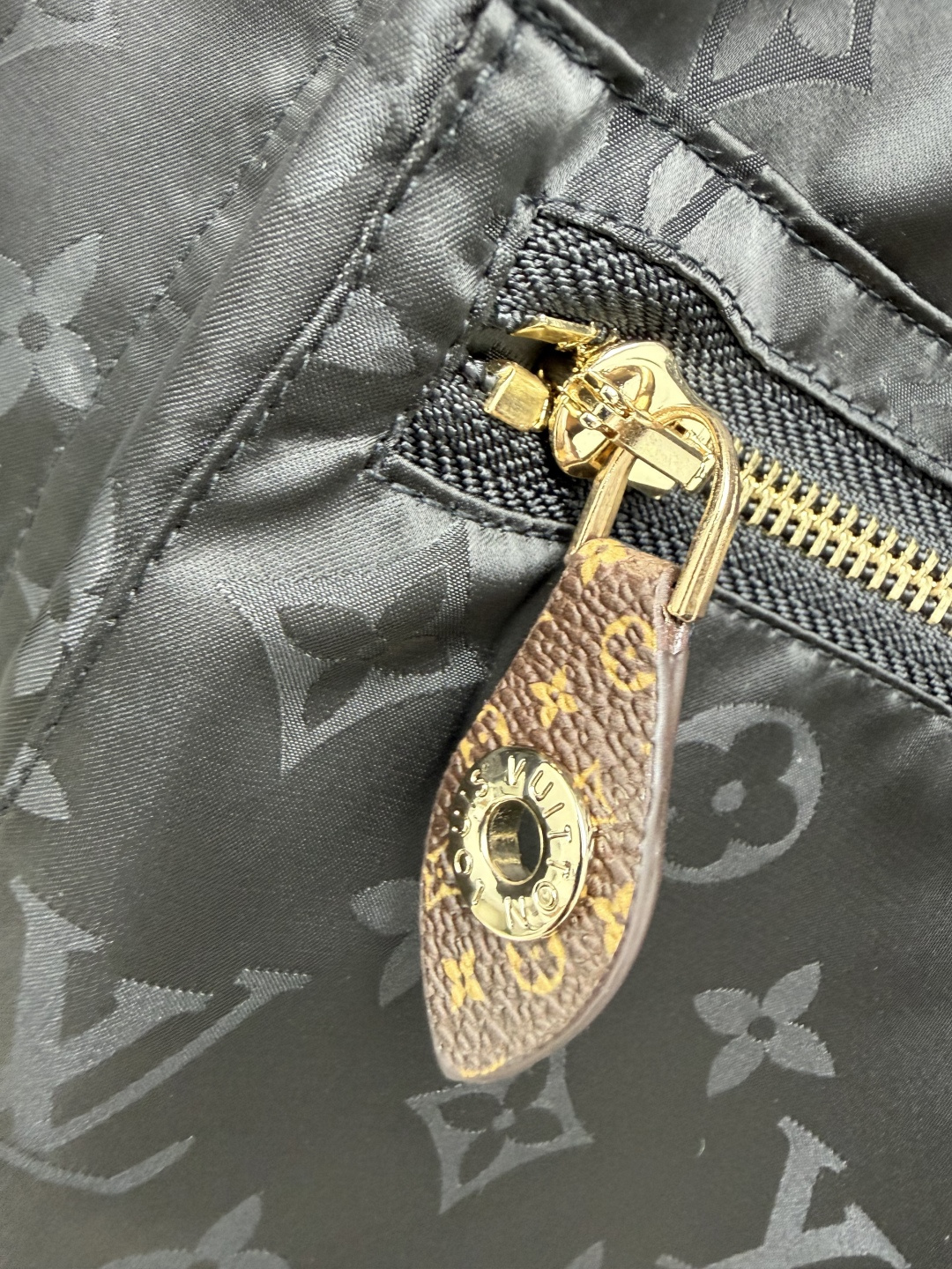 🔥🔥LOU*新款暗纹老花连帽收腰冲锋衣外套 顺滑防风面料，哑光黑底色，通体暗纹老花提花，低调不张扬，面料轻薄挺括，具备防