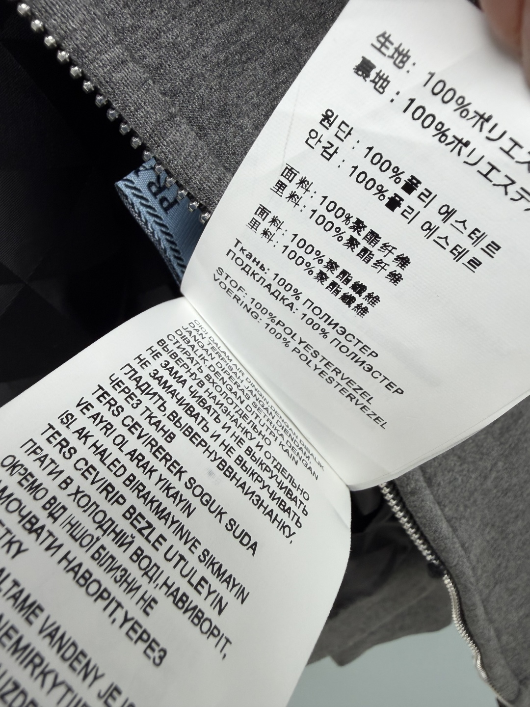 🔥🔥PRA*新款双面穿外套 一面是高级麻灰针织卫衣面料，柔和松弛，休闲随性；另一面是黑色暗纹三角提花尼龙面料，利落酷感，