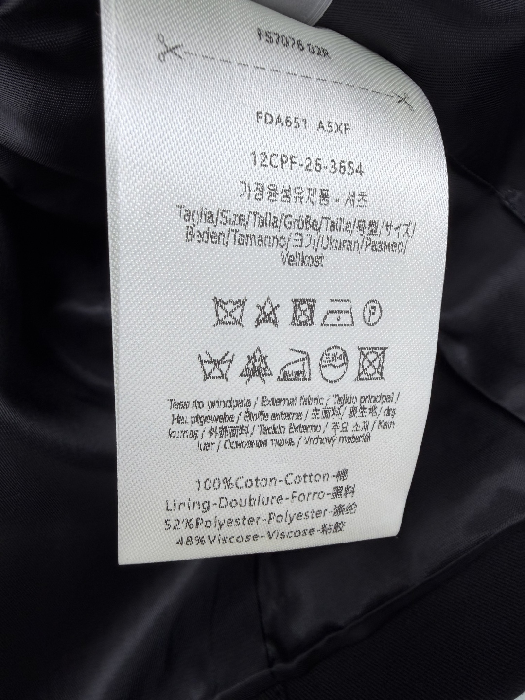 🔥🔥FEN*新款FF老花拼色短款双排扣风衣 经典风衣版型结合FF老花元素，低调奢华。米色温柔大气，黑色酷飒百搭。翻领双排