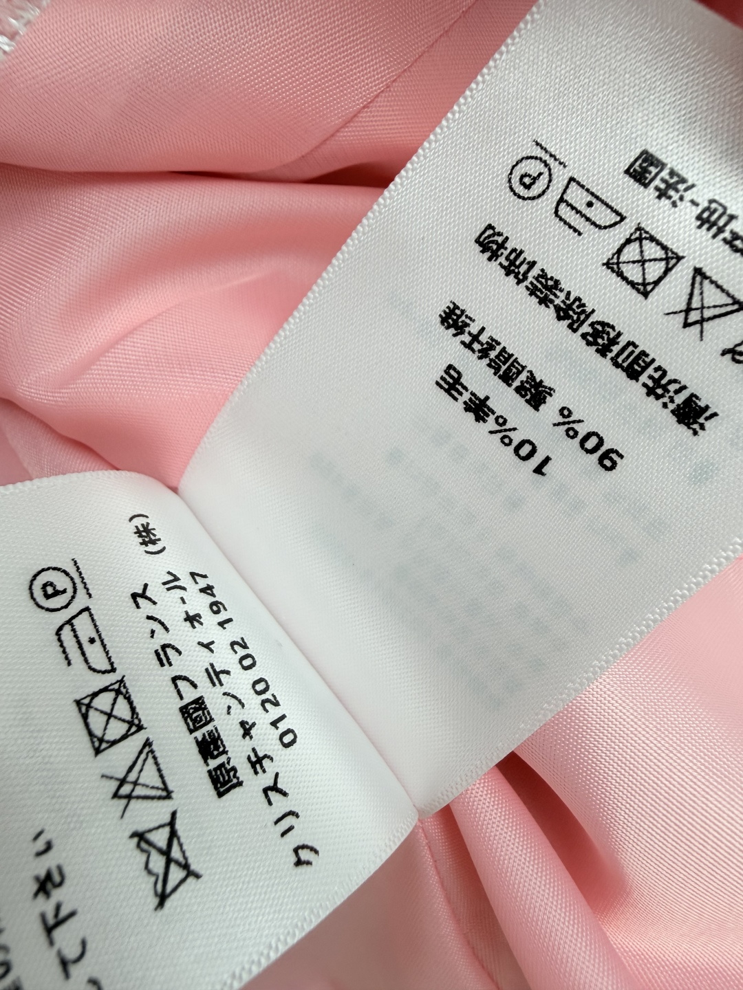 🔥🔥DIO*新款星星提花收腰荷叶摆短外套，柔和蜜桃粉、清透冰蓝两个温柔马卡龙色系，少女氛围感拉满。圆领利落版型，门襟搭配